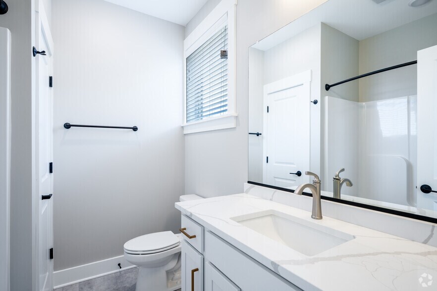 More Photos Of 1421-1422 Bainbridge St, Richmond Apartments For Sale