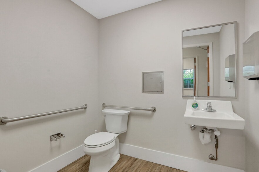 More Photos Of 1540 Business Center Dr, Orange Park Office For Lease