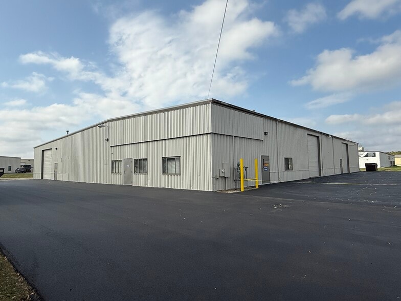 Primary Photo Of 2927 N Roemer Rd, Appleton Manufacturing For Lease