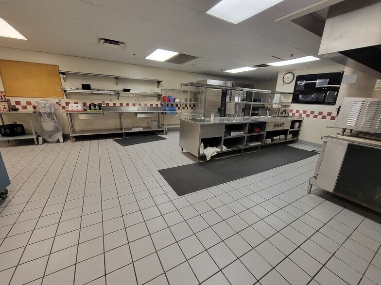 More Photos Of 4800 N 4th Ave, Sioux Falls Schools For Lease