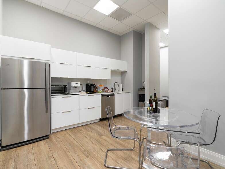 More Photos Of 2955 NE 7th Ave, Miami Storefront Retail Office For Sale