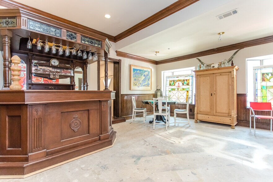 More Photos Of 4821 Broadway St, Addison Office For Sale