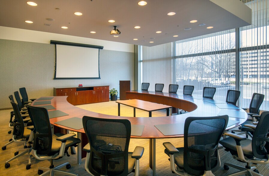 More Photos Of 2323 Grand Blvd, Kansas City Office For Lease