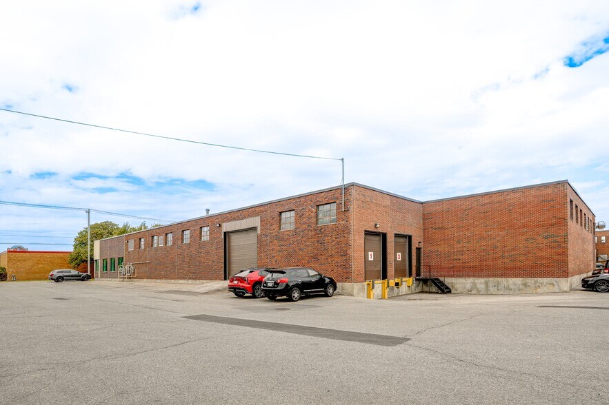 More Photos Of 500-600 Rue Hodge, Montréal Warehouse For Lease