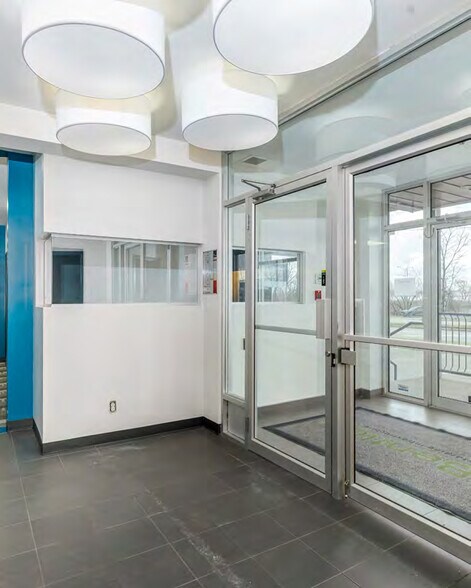 More Photos Of 3365-3367 Sainte-Anne Boul, Québec Office For Sale