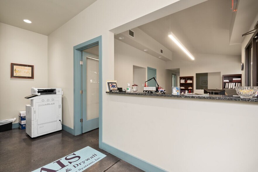 More Photos Of 2239 15th St, Sarasota Warehouse For Sale