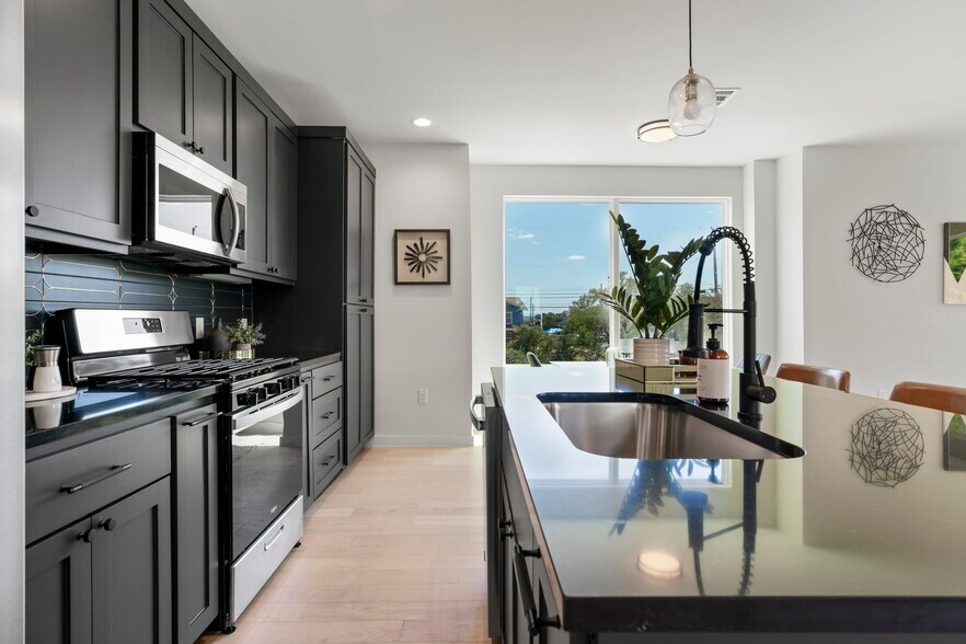 More Photos Of 1167-1169 Bedford St, Austin Apartments For Sale