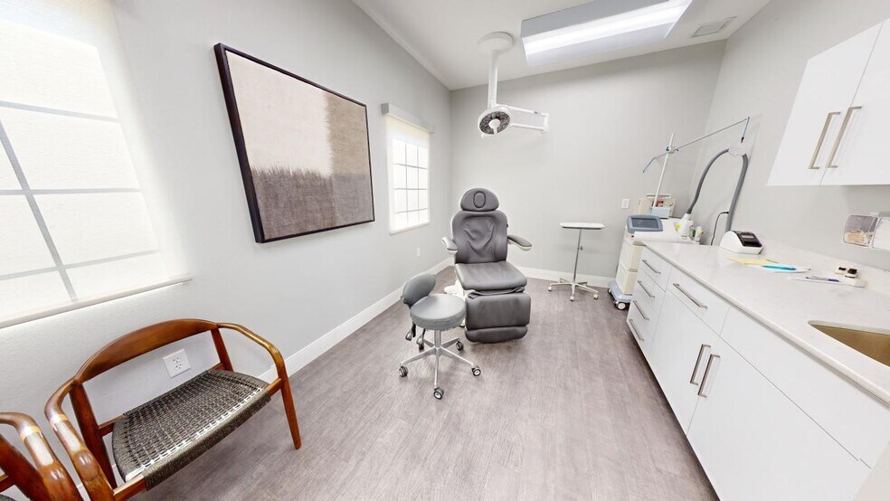 More Photos Of 85 Bay Bridge Dr, Gulf Breeze Medical For Sale