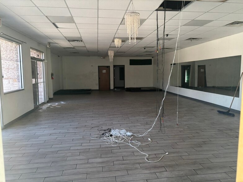 More Photos Of 5617 Mccart Ave, Fort Worth Restaurant For Lease
