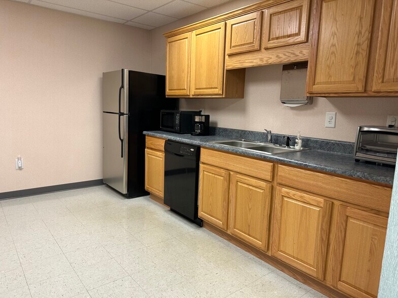 More Photos Of 2141 Eastview Pky, Conyers Office For Sale