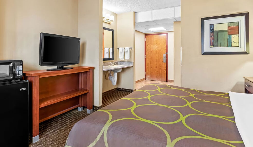 More Photos Of 910 S Sylvania Ave, Sturtevant Hotel For Sale
