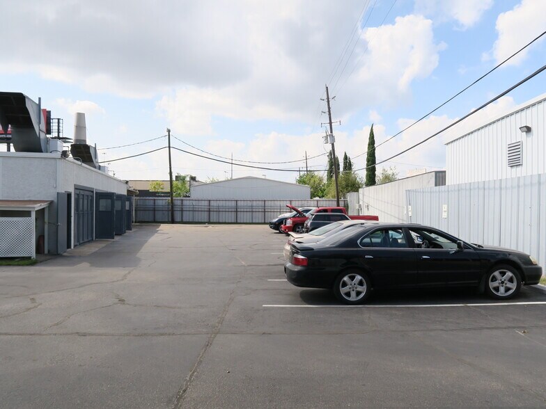 More Photos Of 5610-5613 Southwest Fwy, Houston Flex For Lease
