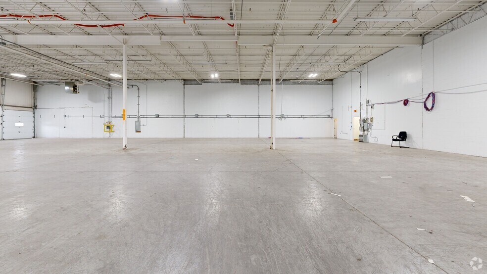 Primary Photo Of 9415-9495 Aut Transcanadienne, Montréal Warehouse For Lease
