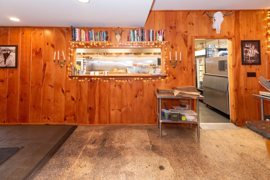 More Photos Of 5800 York Rd, Baltimore Restaurant For Sale