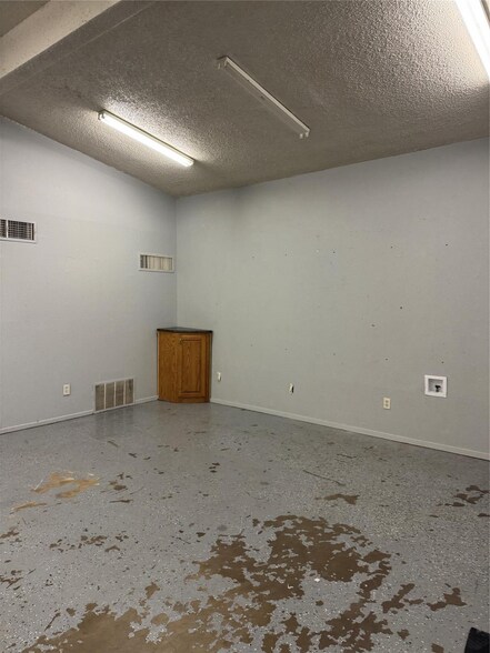 More Photos Of 1300 Liberty School Rd, Azle General Retail For Lease