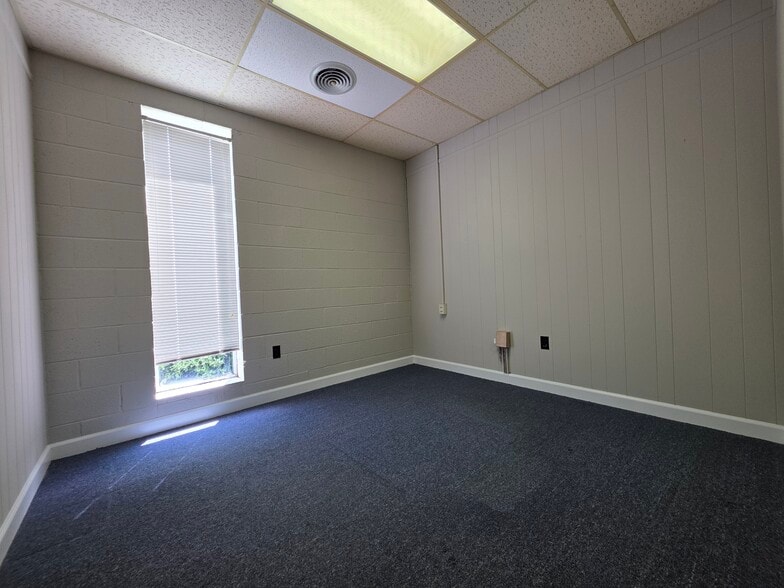 More Photos Of 404 St Andrews Dr, Greenville Office For Lease