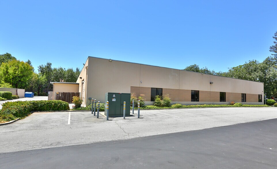 More Photos Of 118-122 Charcot Ave, San Jose Flex For Lease