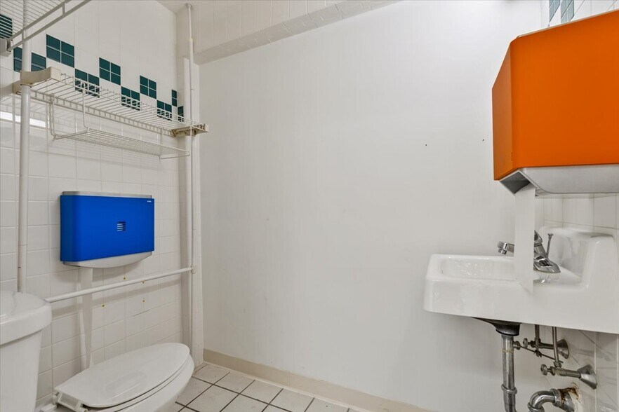 More Photos Of 1552 Skeet Club Rd, High Point Office For Sale