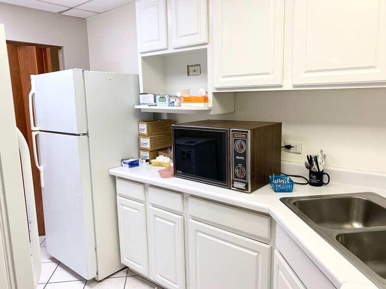 More Photos Of 7107 W Belmont Ave, Chicago Medical For Lease