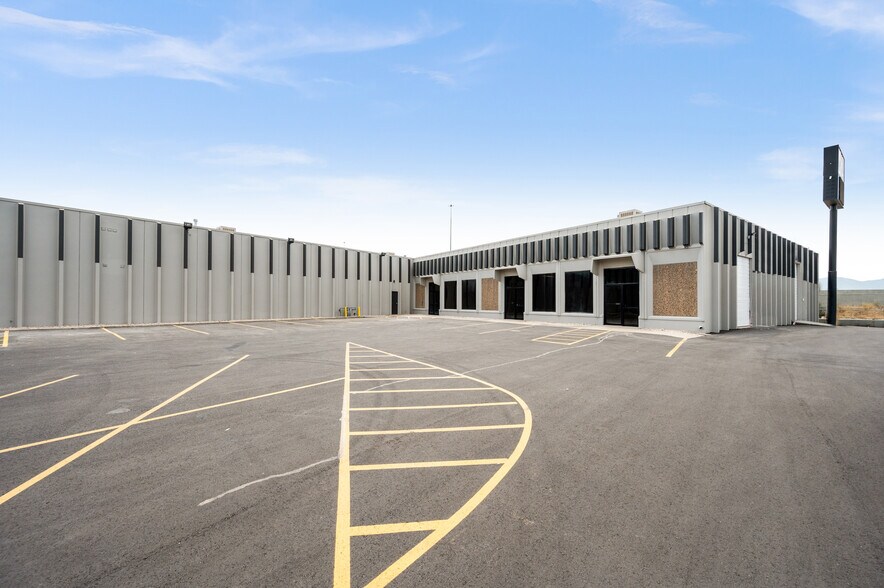 More Photos Of 7050 S 400 W, Midvale Showroom For Lease