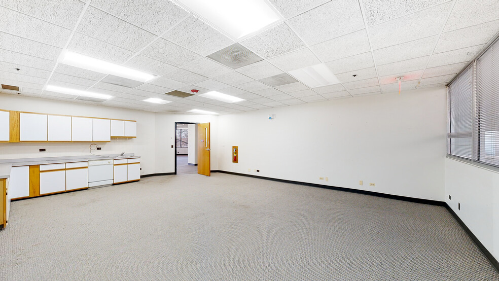 More Photos Of 1301 Basswood Rd, Schaumburg Office For Sale