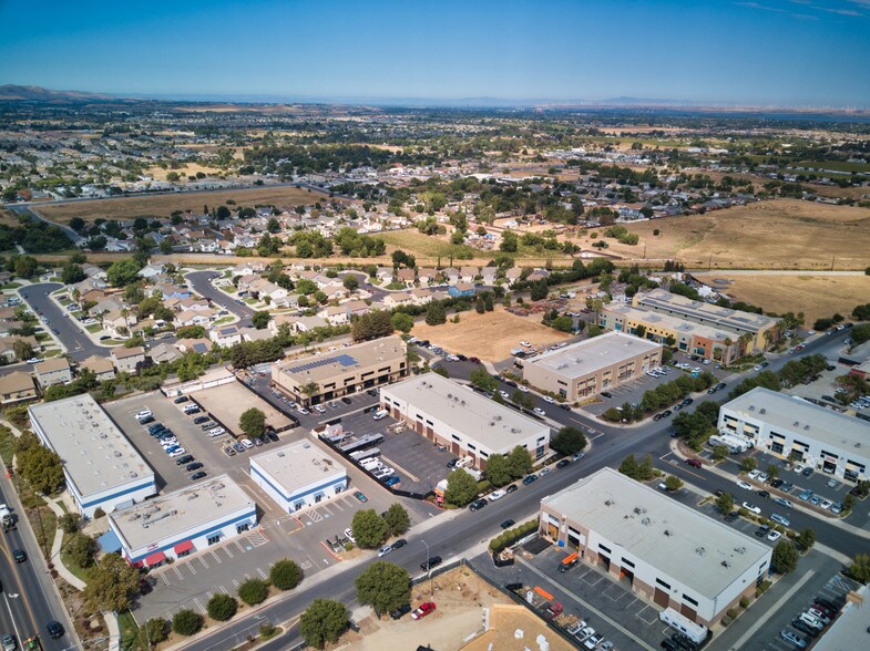 More Photos Of 390 Carrol Ct, Brentwood Light Distribution For Lease