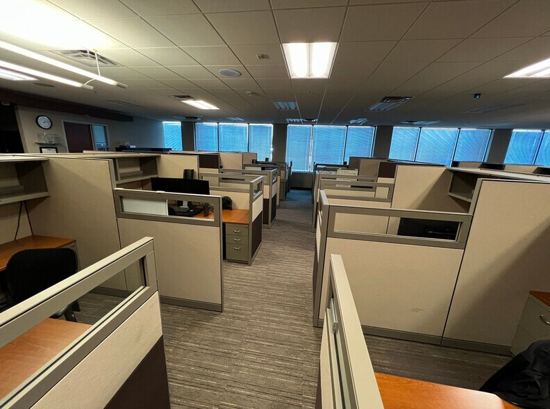 More Photos Of 5656 W Talavi Blvd, Glendale Office For Sale