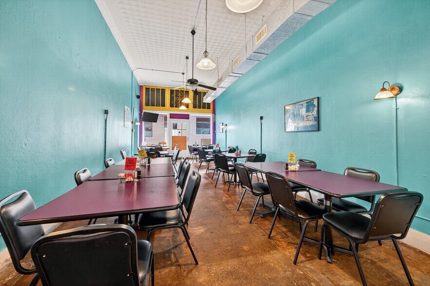 More Photos Of 129 E Wall St, Sherman Showroom For Sale