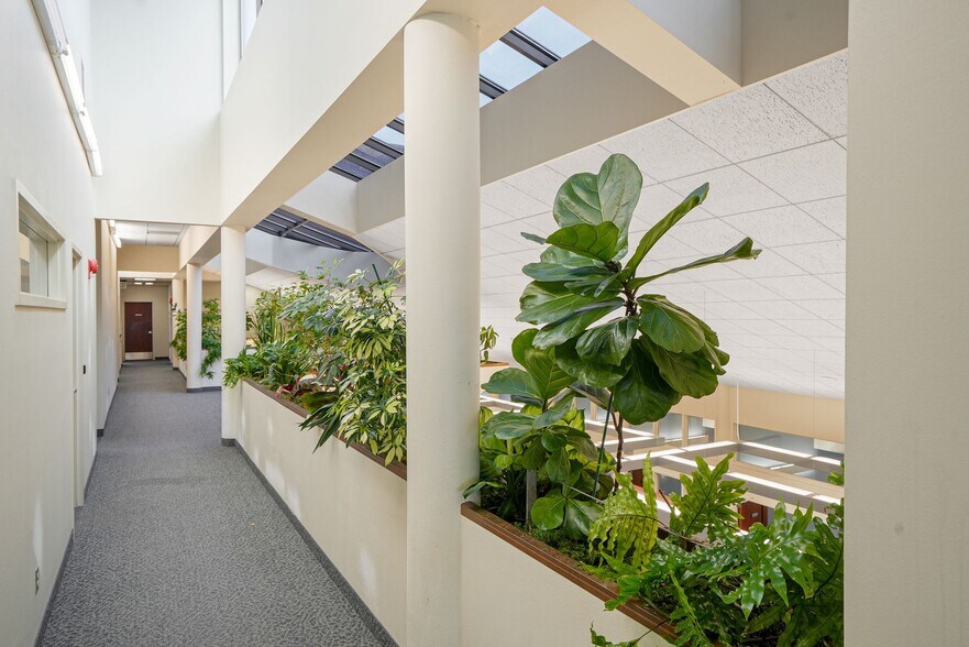 More Photos Of 2965 Ryan Dr SE, Salem Office For Sale