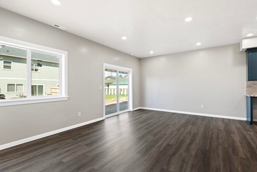 More Photos Of 560 Park Springs Ave, Baker City Apartments For Sale