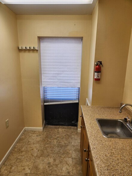 More Photos Of 502 Twin Bridges Rd, Alexandria Self Storage For Lease