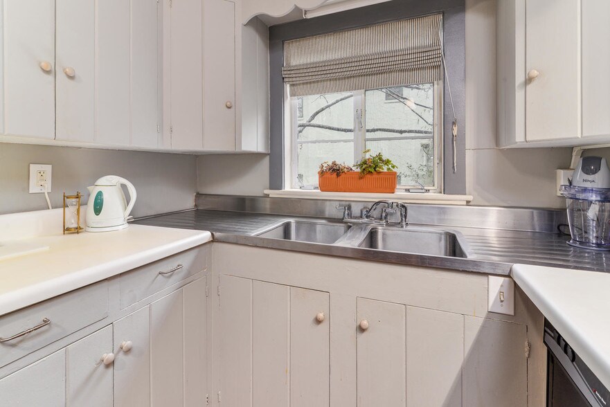 More Photos Of 145 Melrose Ave, Tryon Apartments For Sale