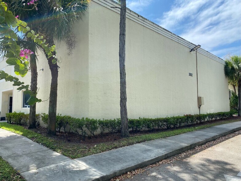 More Photos Of 352 Tall Pines Rd, West Palm Beach Warehouse For Lease
