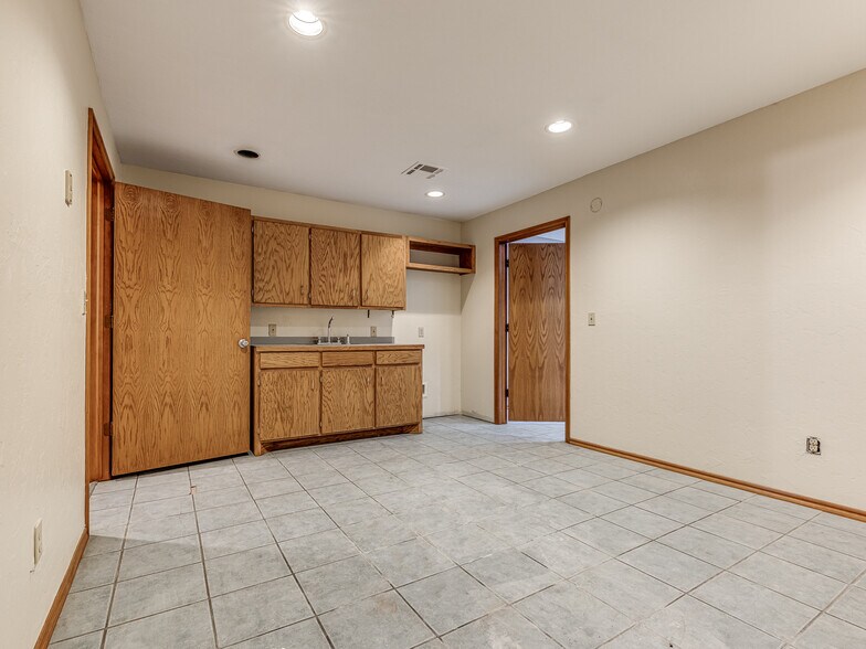 More Photos Of 2317 S Eastern Ave, Oklahoma City Industrial For Lease