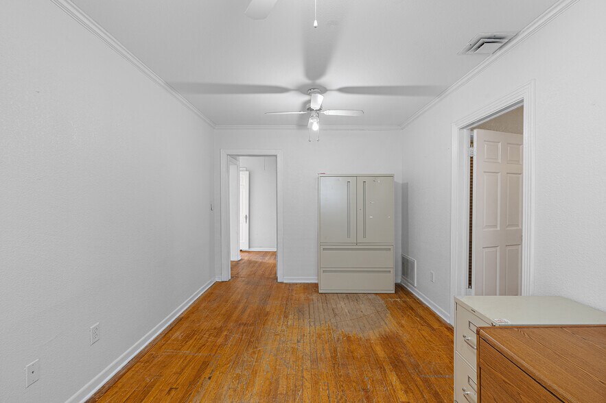 More Photos Of 208 S 31st St, Corsicana Flex For Sale