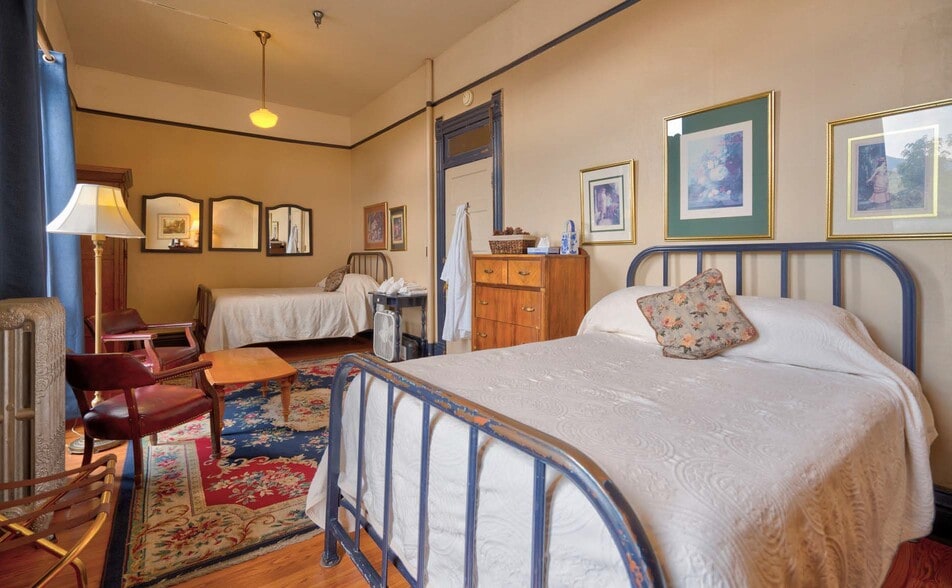More Photos Of 23 N Leroux St, Flagstaff Hotel For Sale