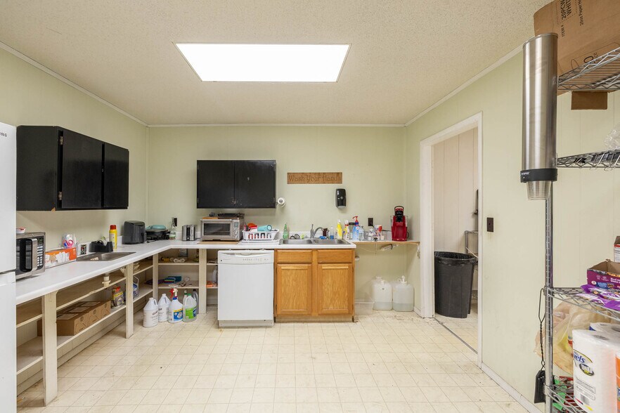 More Photos Of 1060 1st Ave NE, Gravette Industrial For Lease