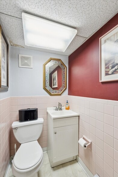 More Photos Of 42 S 19th St, Philadelphia Storefront Retail Residential For Lease