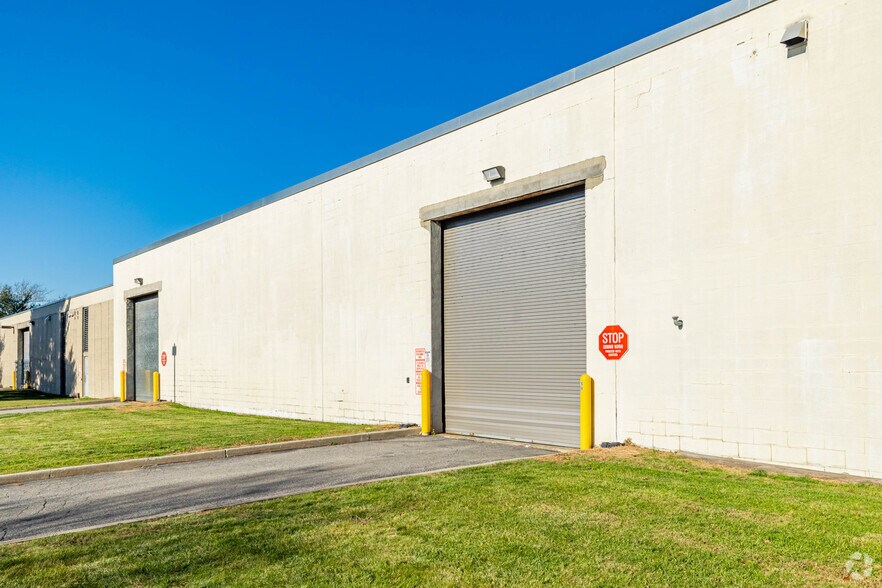 More Photos Of 270 S Service Rd, Melville Light Distribution For Lease