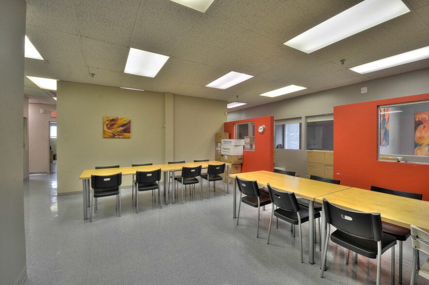 More Photos Of 2396-2400 Rue De La Province, Longueuil Office For Sale