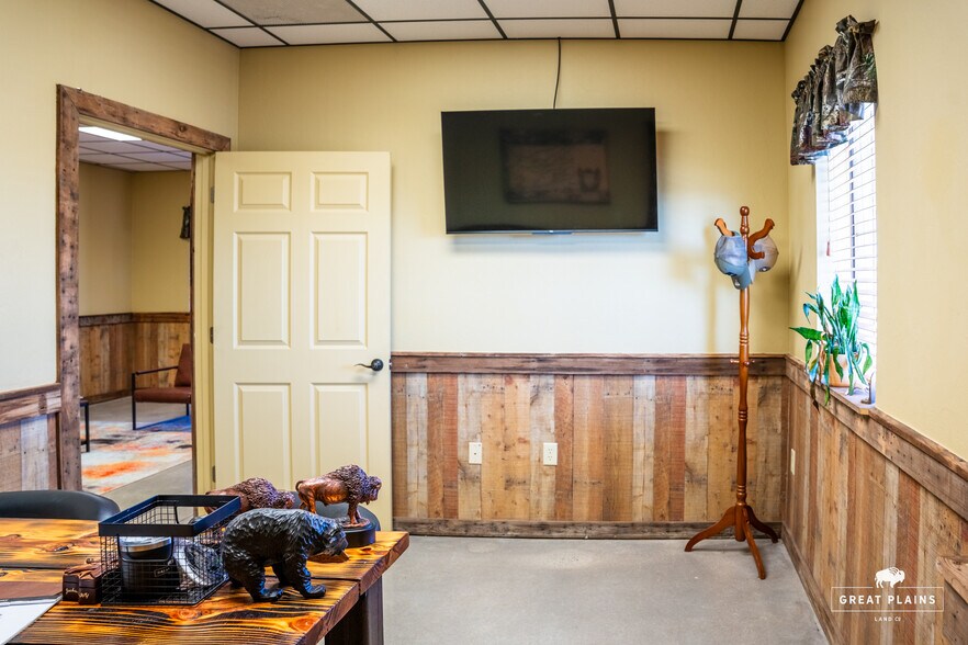 More Photos Of 204 S Broadway Ave, Hinton Storefront Retail Office For Sale