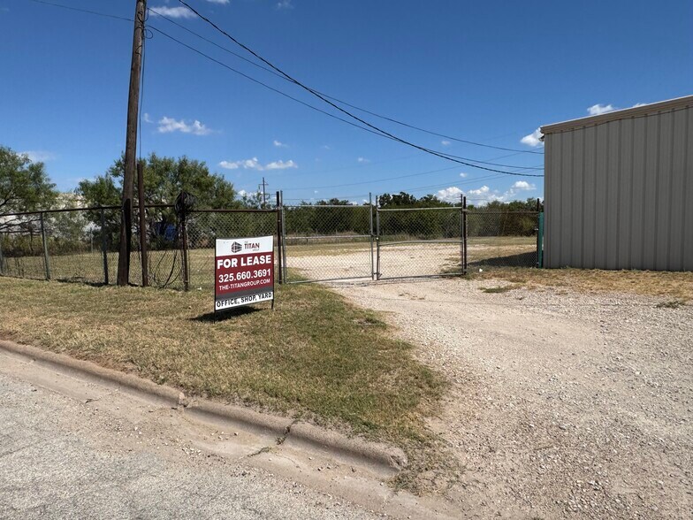 Primary Photo Of 2301 Oak St, Abilene Unknown For Lease