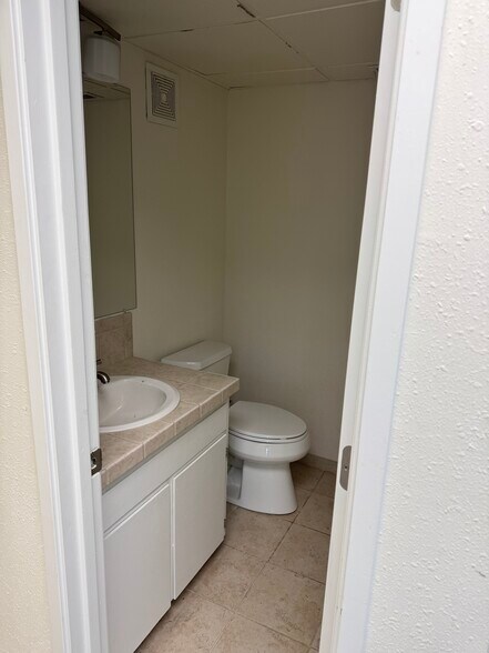 More Photos Of 1990 SE East Devils Lake Rd, Lincoln City Office For Lease