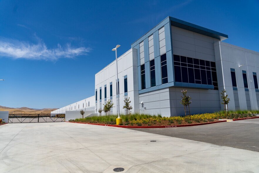 More Photos Of Rogers Rd, Patterson Industrial For Lease