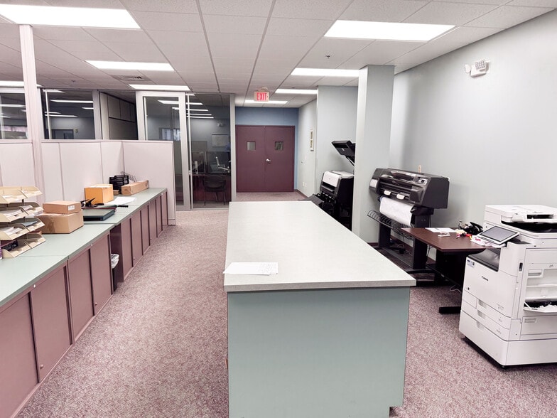 More Photos Of 47 Commerce Dr, Bristol Manufacturing For Sale