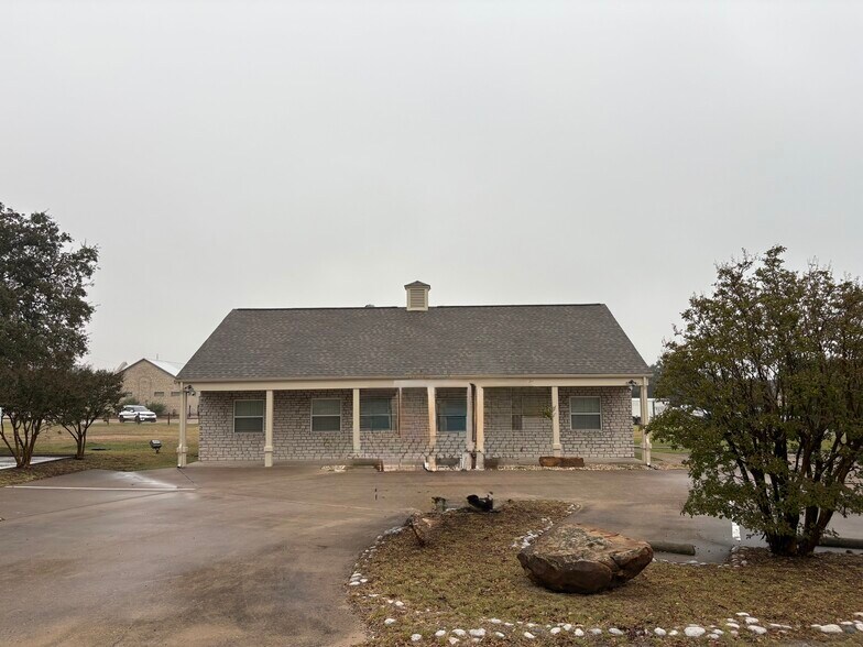 More Photos Of 606 S Harbor Ct, Granbury Office For Lease