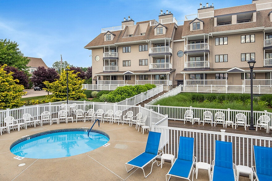 More Photos Of 551 Thames St, Newport Hotel For Sale