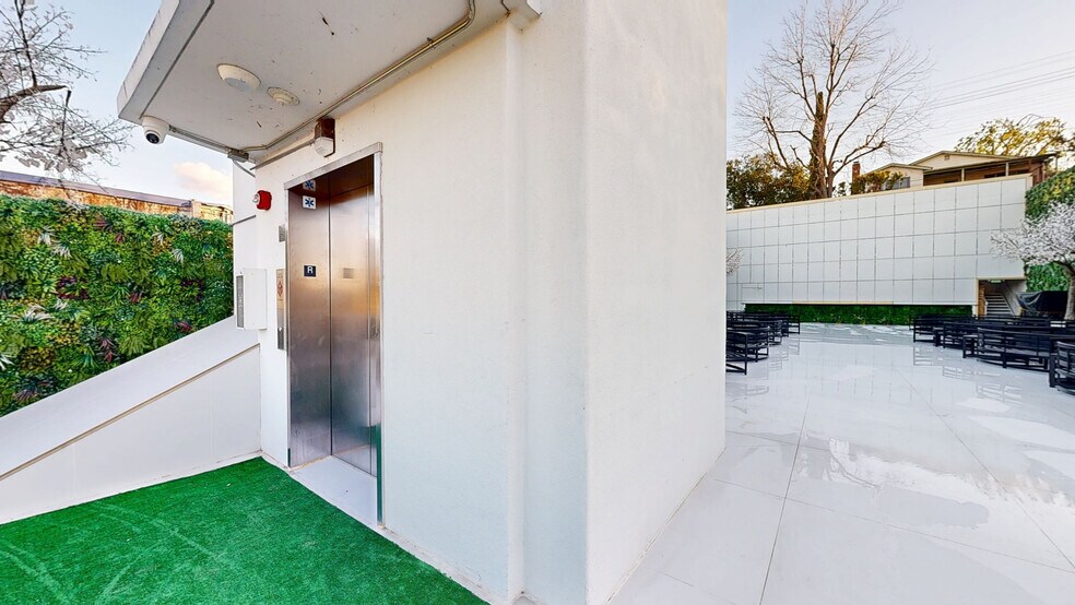 More Photos Of 11150 Ventura Blvd, Studio City Restaurant For Sale