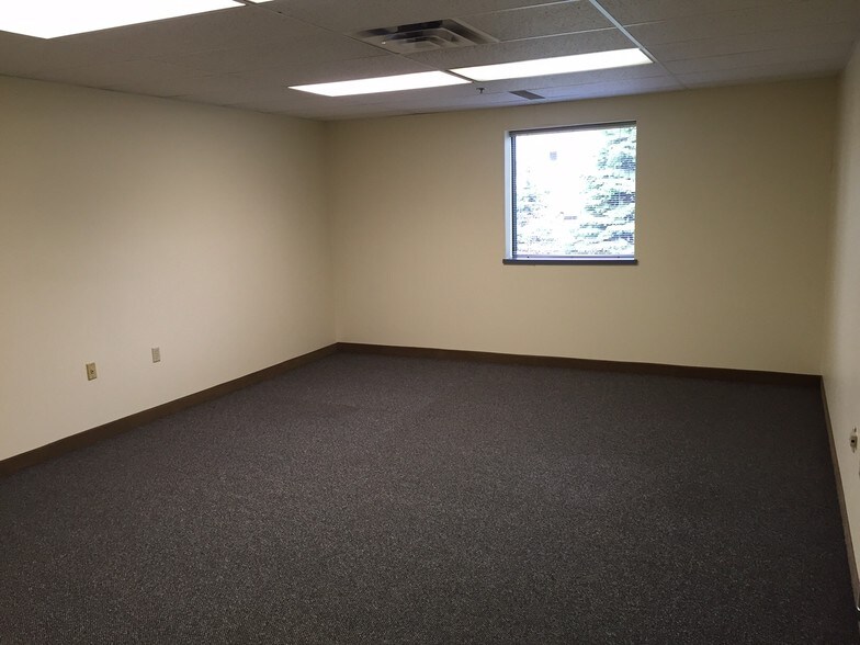 More Photos Of 5600 Pioneer Creek Dr, Maple Plain Distribution For Lease