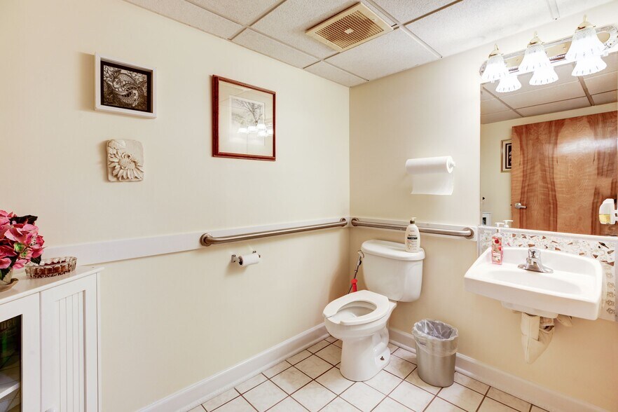 More Photos Of 931-947 Russell Ave, Gaithersburg Medical For Lease